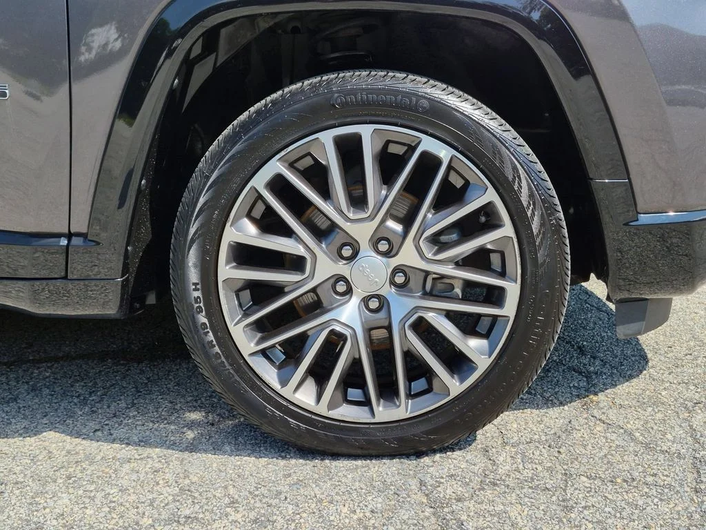 Used 2022 Gray Jeep Limited image 28