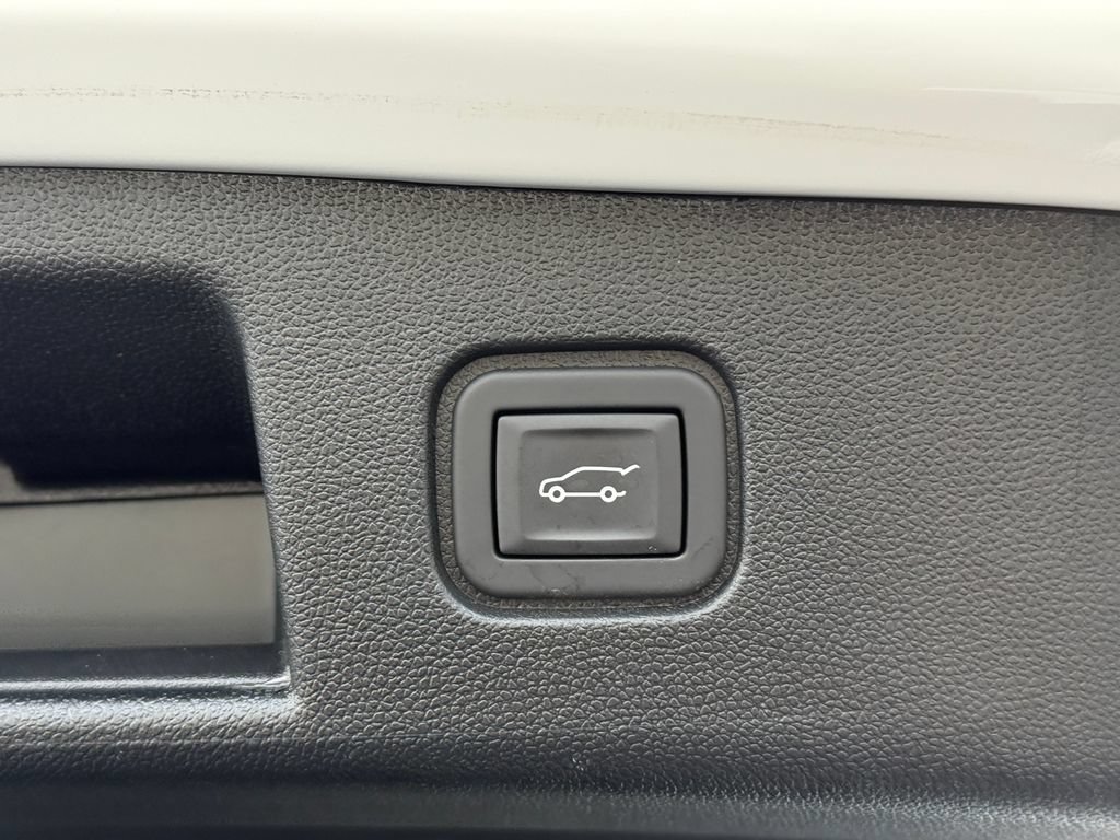 Used 2024 Summit White Chevrolet LT image 13