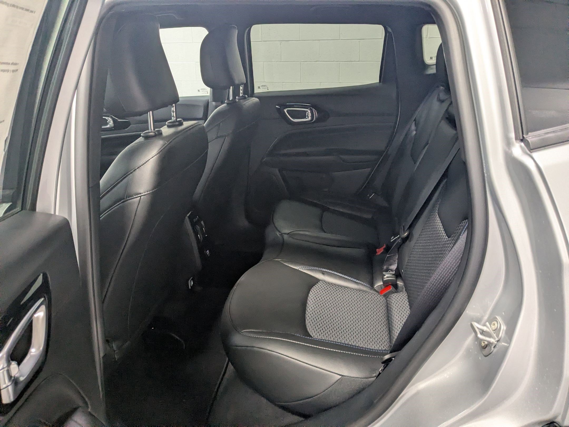 New 2026 Silver Zynith Metallic Clearcoat Jeep Latitude Altitude image 16