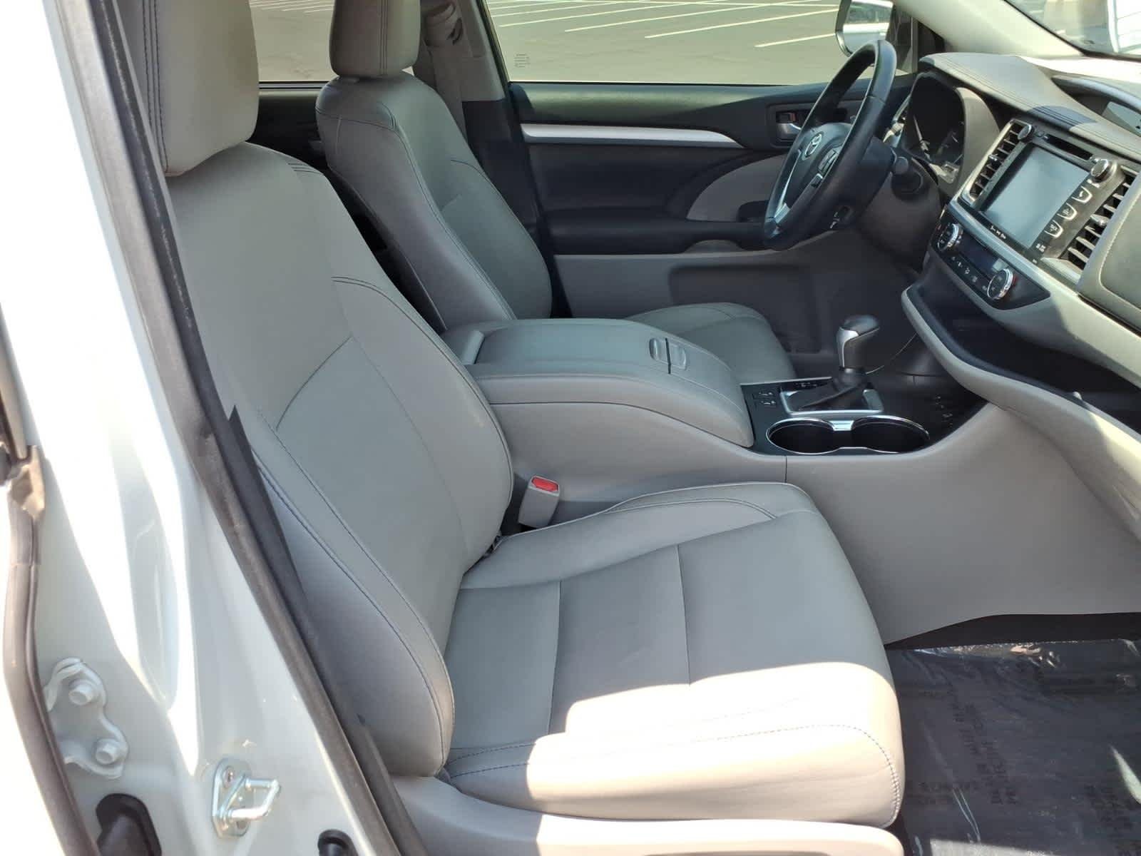 Used 2017 Blizzard Pearl Toyota XLE image 18