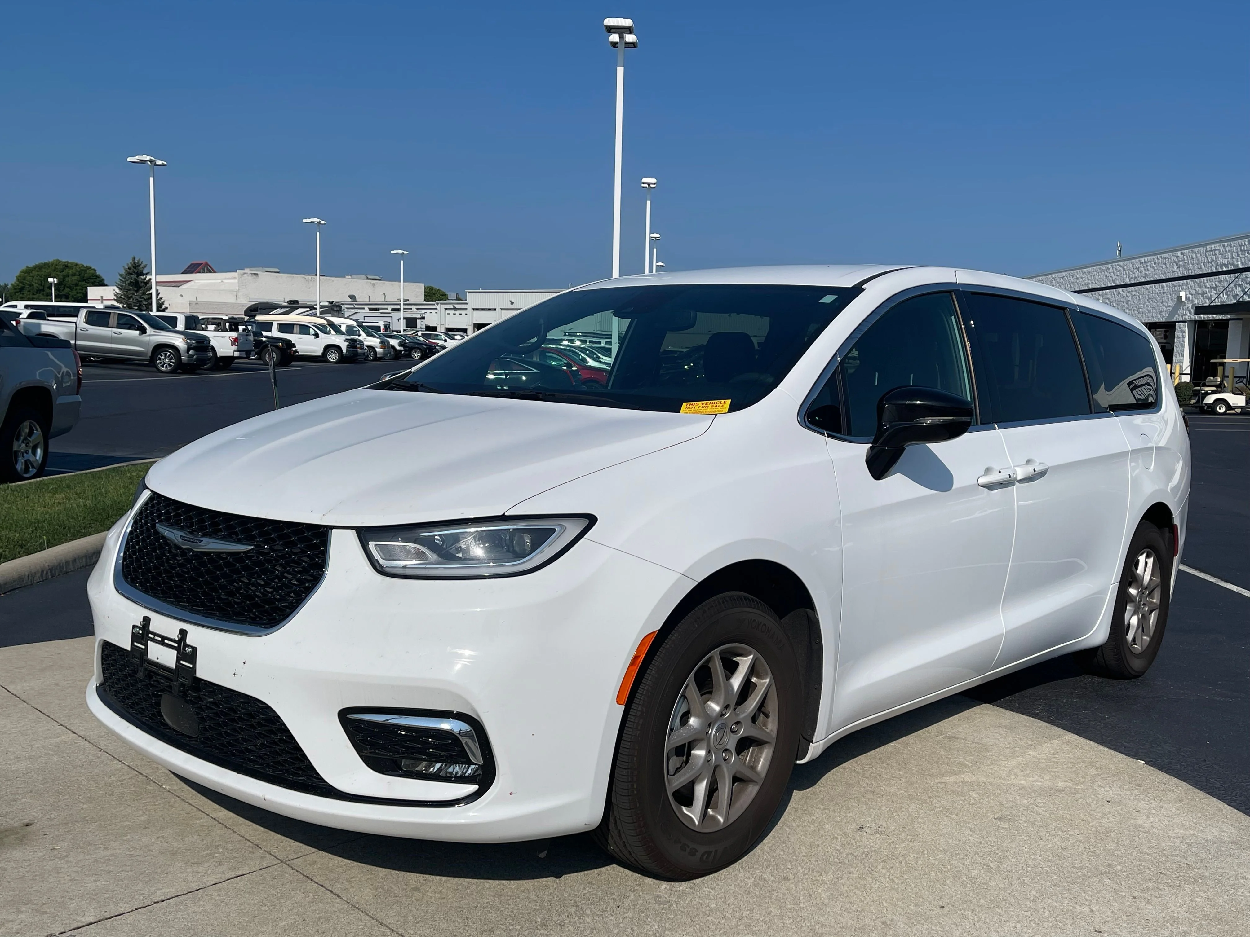 Used 2025 Bright White Clearcoat Chrysler Select image 3