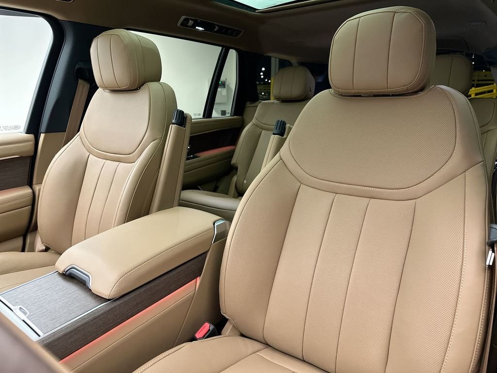 New 2026 Eiger Grey Land Rover SE image 10