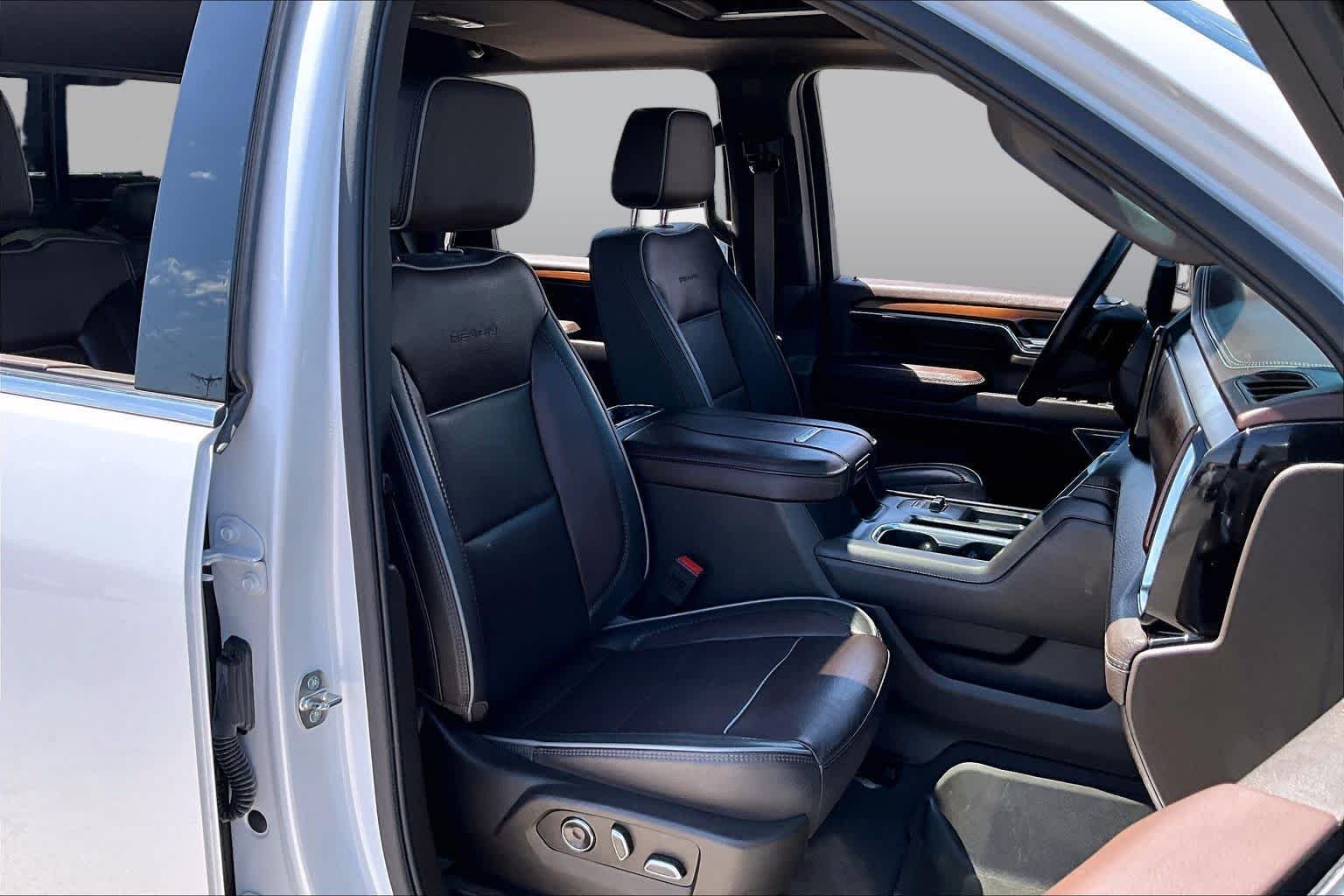 Used 2024 White Frost Tricoat GMC Denali image 9