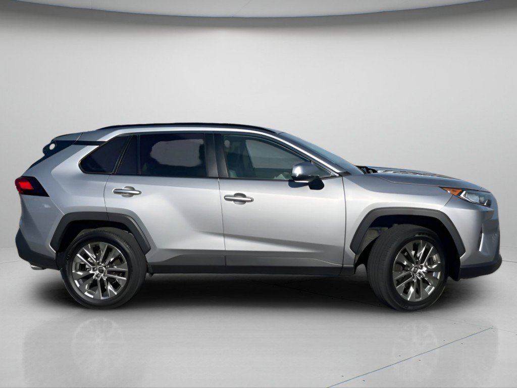 Used 2021 Silver Sky Metallic Toyota XLE Premium image 3