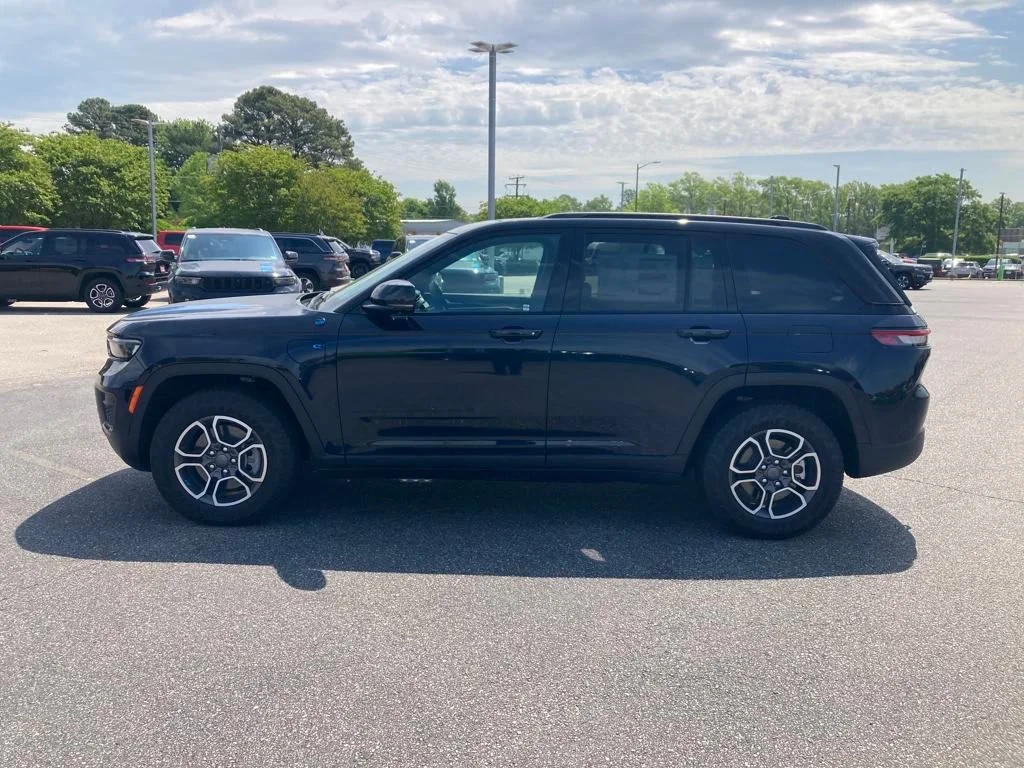 New 2024 Midnight Sky Exterior Paint Jeep Trailhawk 4xe image 2