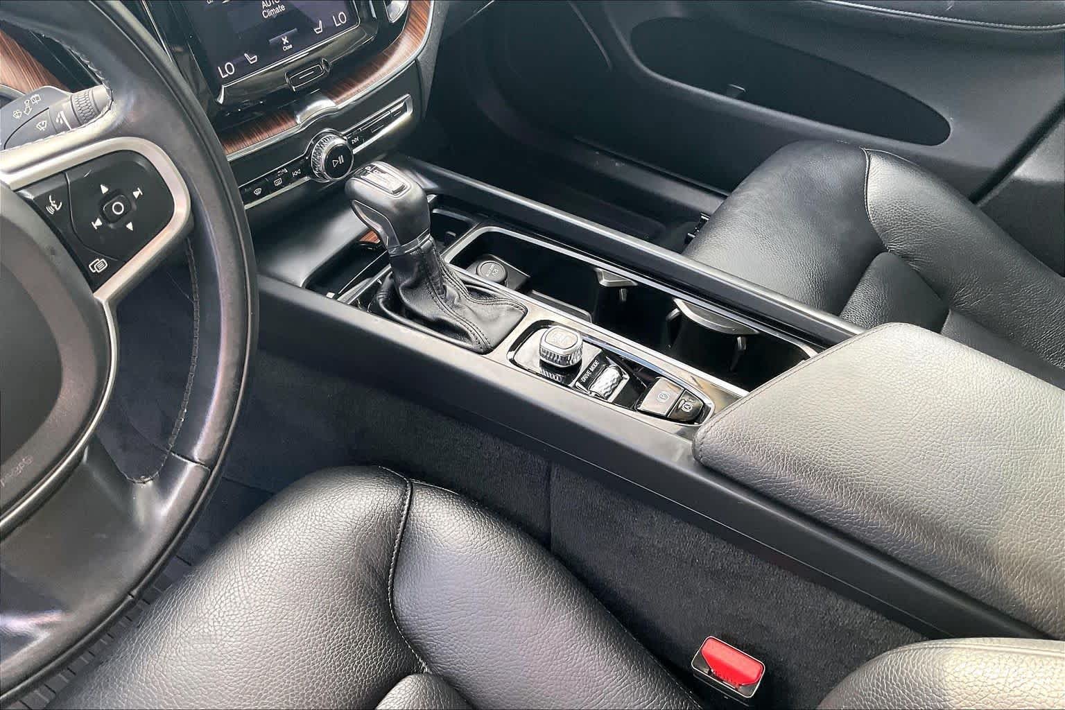 Used 2021  Volvo Momentum image 15
