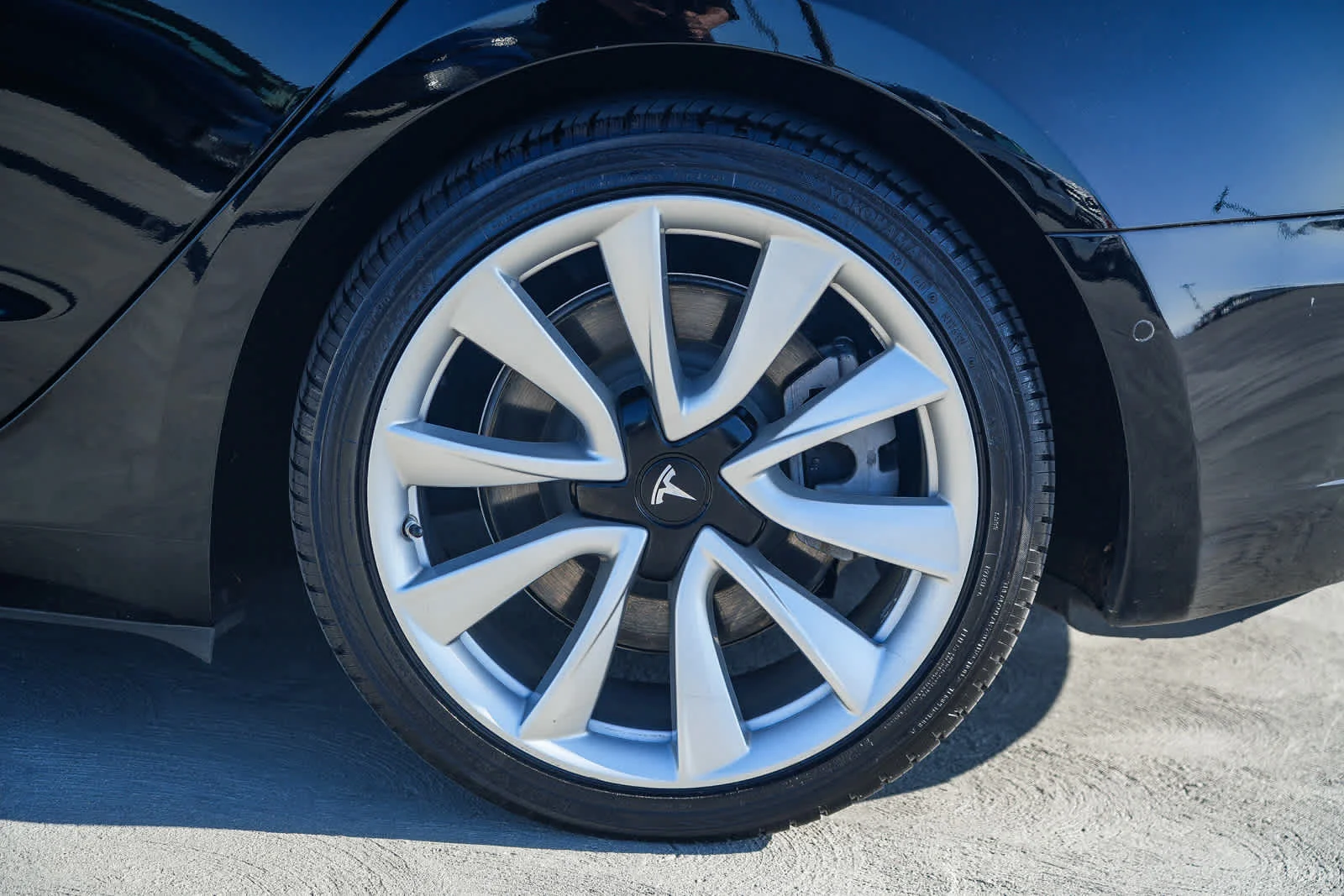 Used 2018  Tesla  image 10