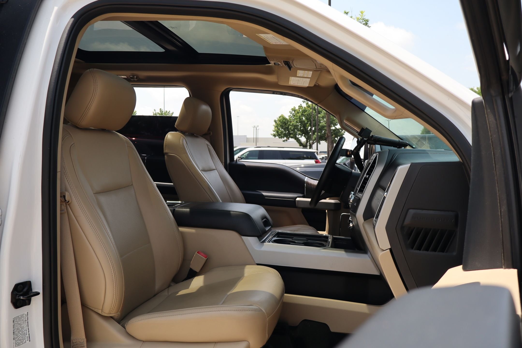 Used 2019 White Platinum Clearcoat Metallic Ford Lariat image 31