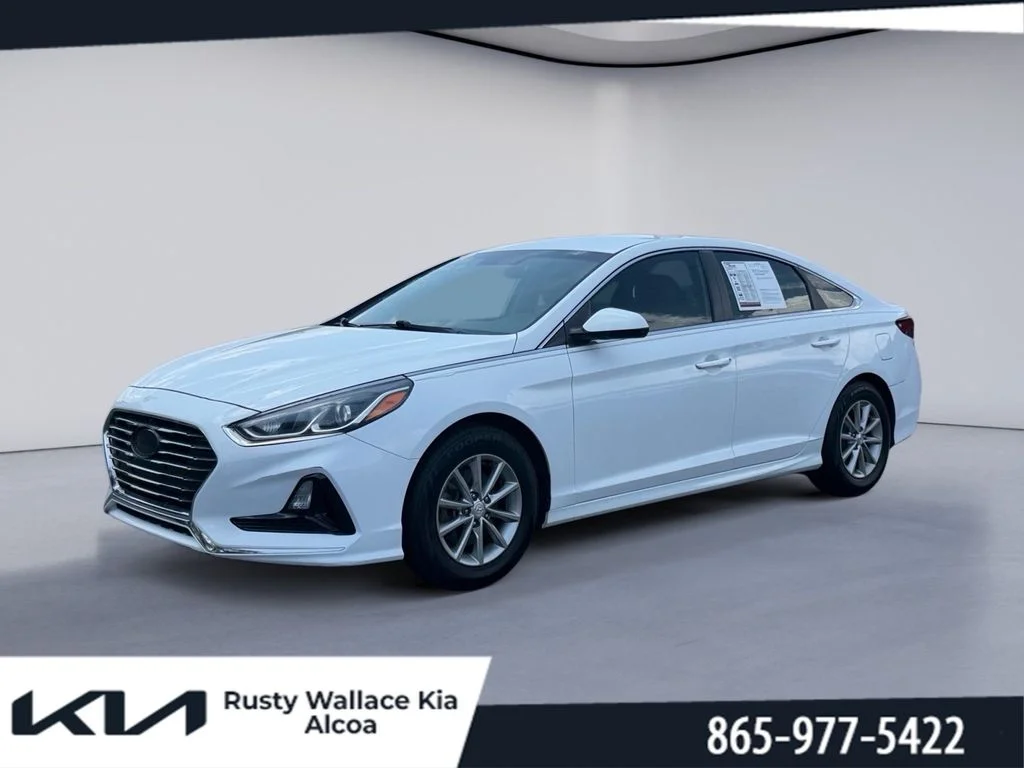 Used 2018 Quartz White Pearl Hyundai SE image 1