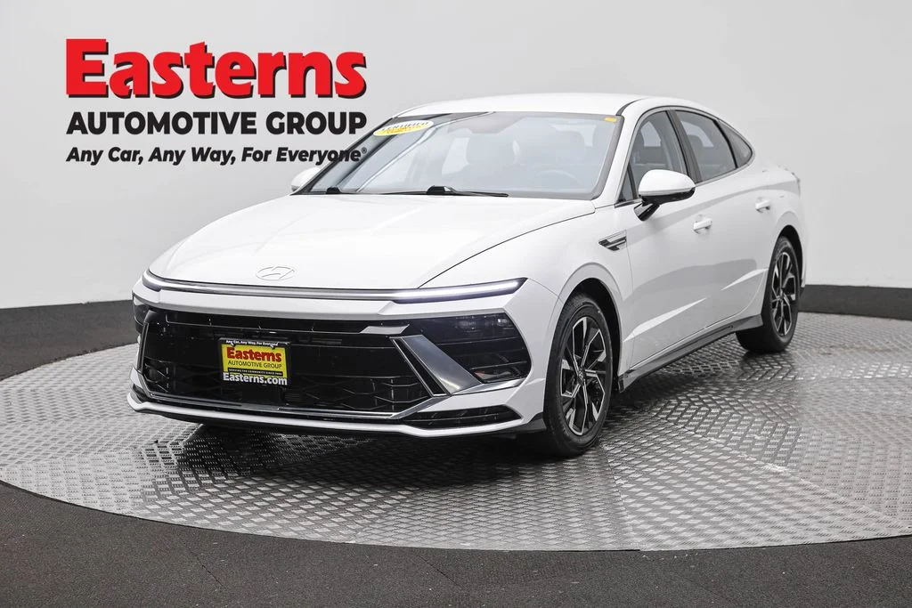 Used 2024 White Hyundai SEL image 1