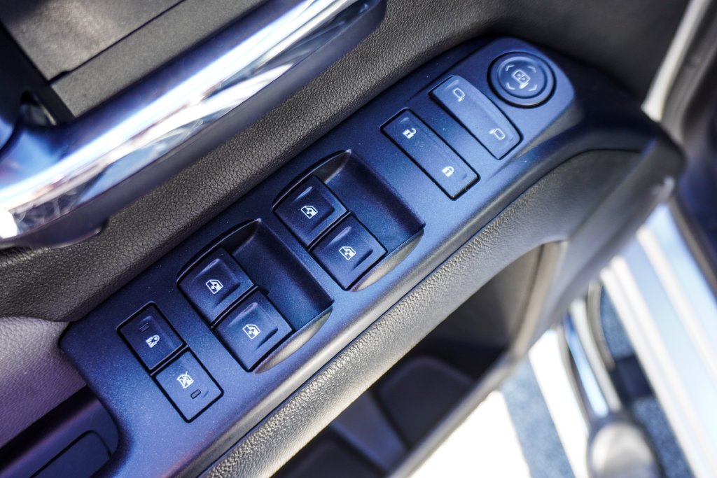 Used 2016 Silver Chevrolet Custom image 16