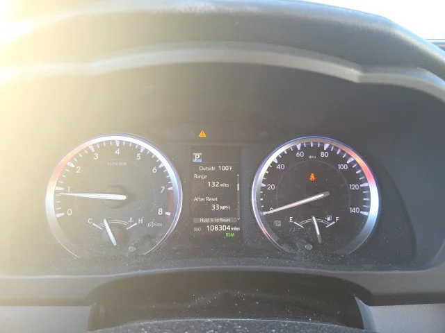 Used 2018 Silver Toyota XLE image 18