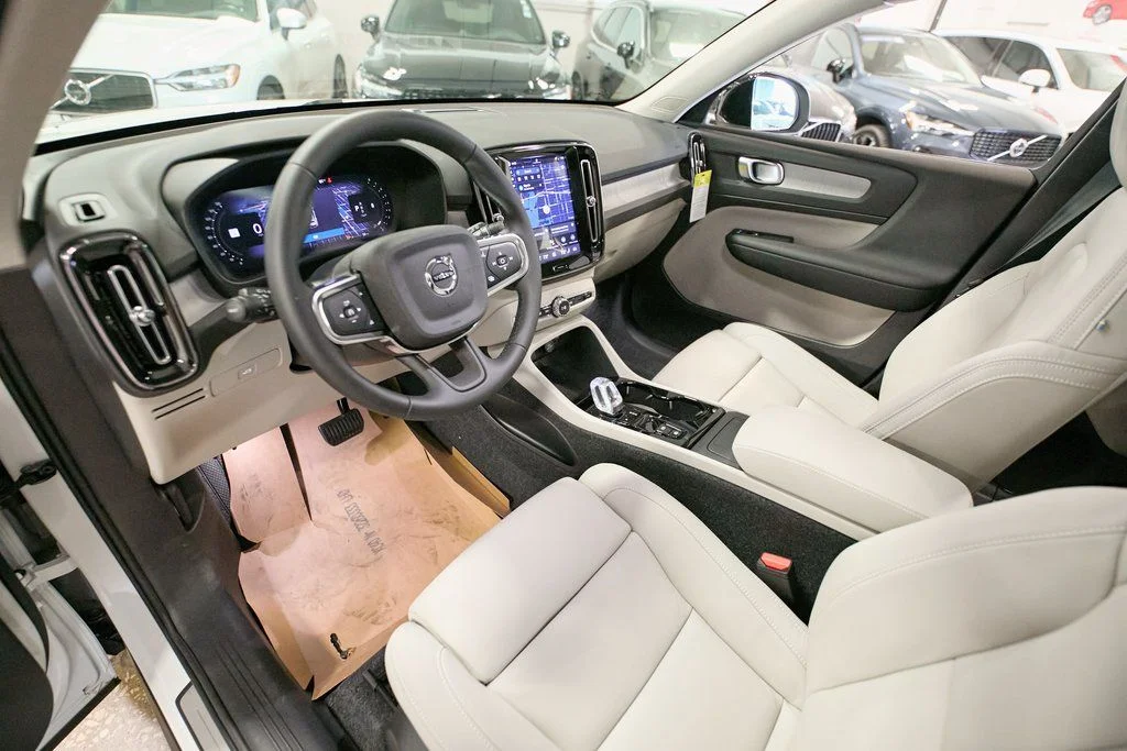 2026 Volvo XC40 Plus - Photo 10