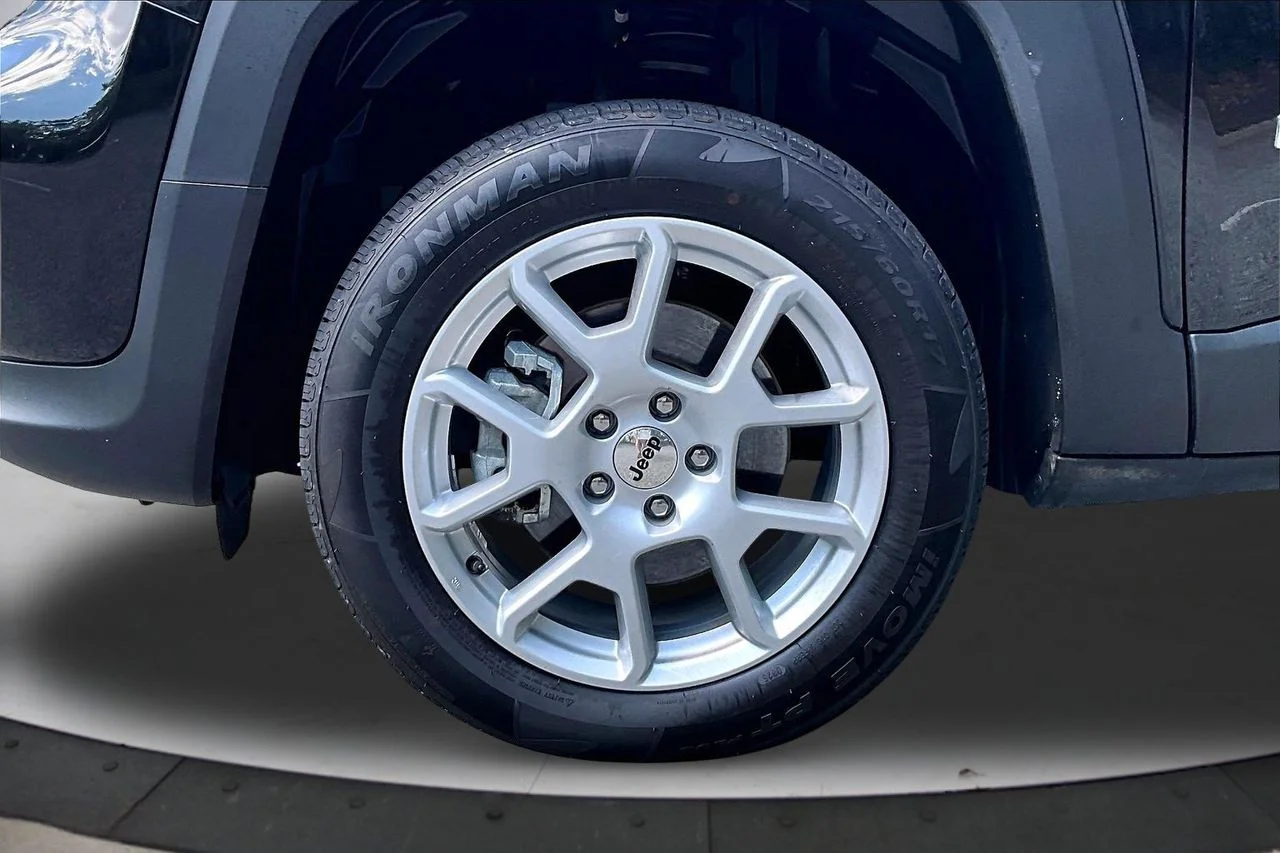 Used 2022 Black Jeep Latitude image 31