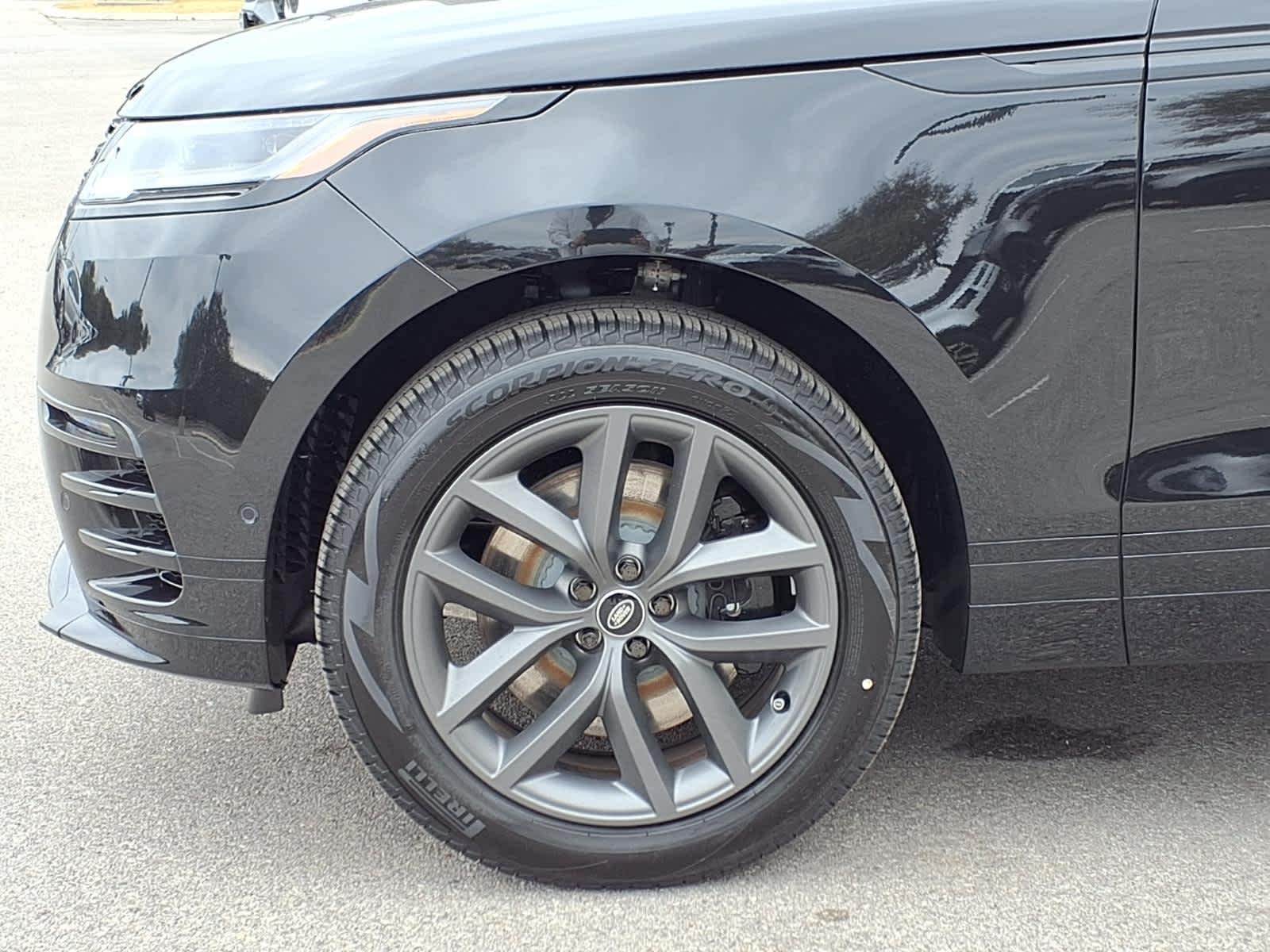 New 2026 Santorini Black Land Rover Dynamic SE image 8