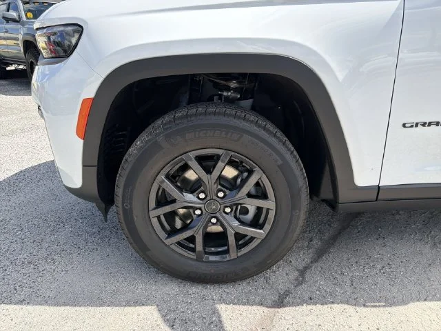 New 2027 Bright White Clear-Coat Paint Jeep Laredo Altitude image 35