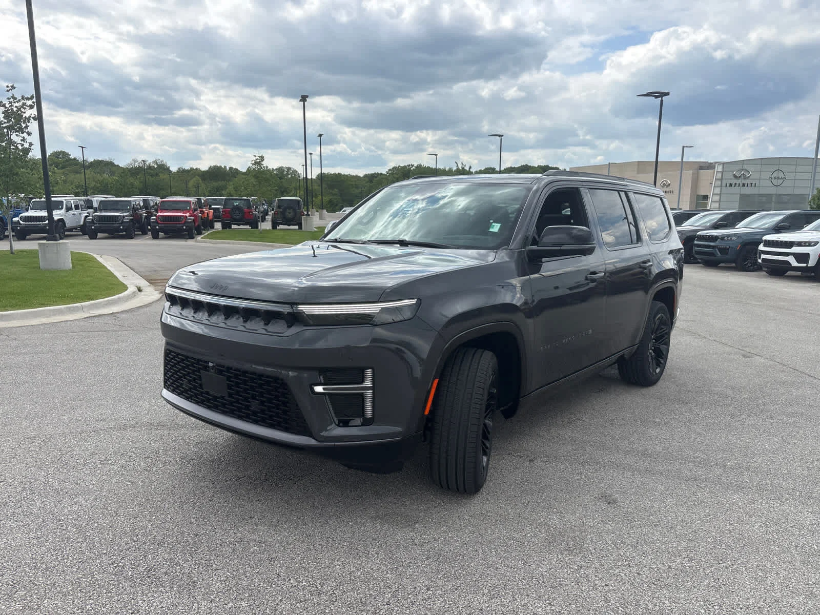 New 2026 Baltic-Gray Metallic Clear-Coat Exterior Paint Jeep Limited Reserve image 4