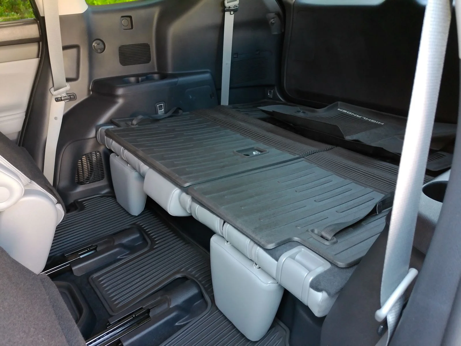 Used 2020 Silver Toyota XLE image 37