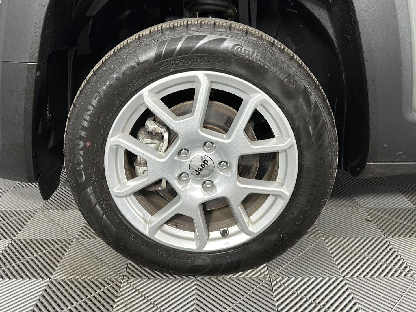 Used 2022 Sting-Gray Clearcoat Jeep Latitude image 11