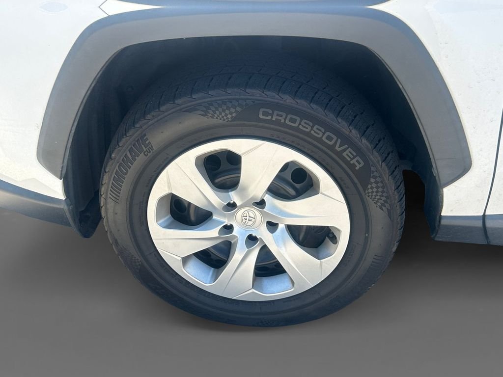 Used 2019 White Toyota LE image 16
