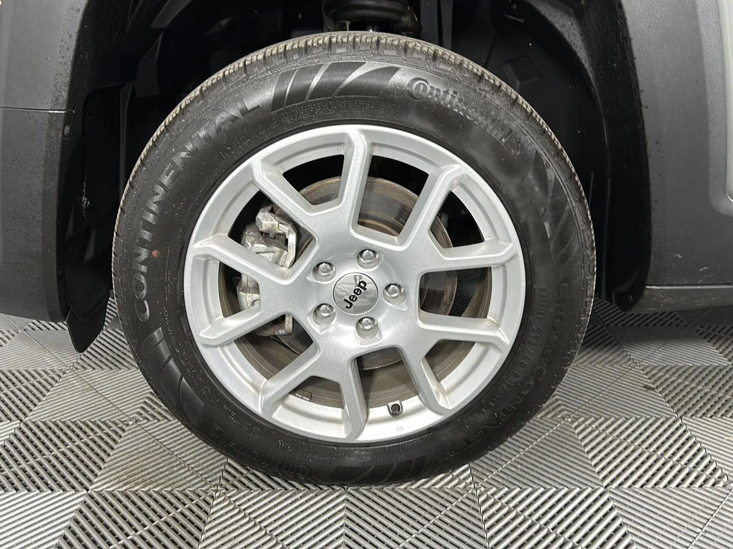 Used 2022 Sting-Gray Clearcoat Jeep Latitude image 11