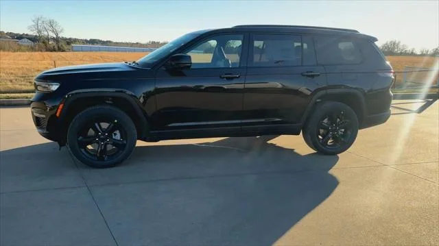 New 2025 Diamond Black Crystal Pearl-Coat Exterior Paint Jeep Limited image 16