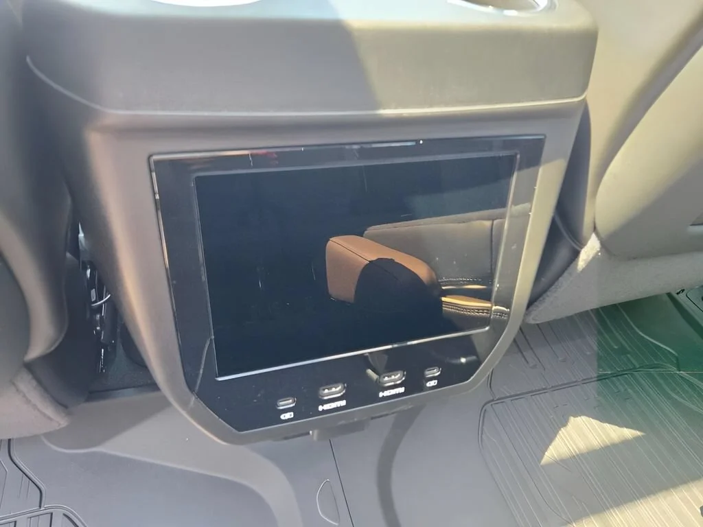 2026 GMC Yukon XL Denali Ultimate - Photo 17