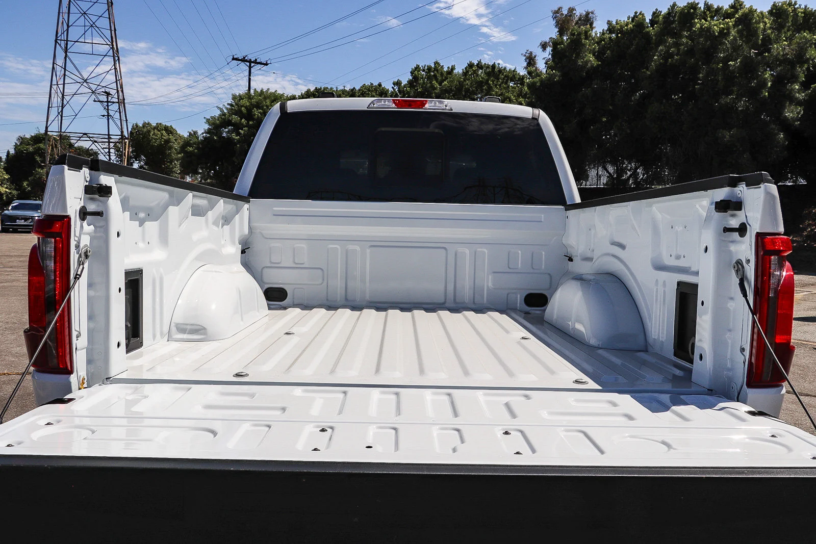 New 2026 Oxford White Ford XLT image 13