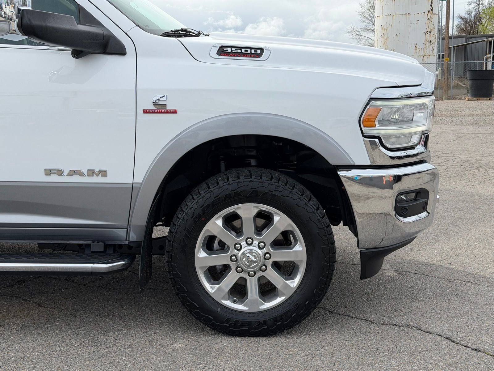 View vehicle photo 4