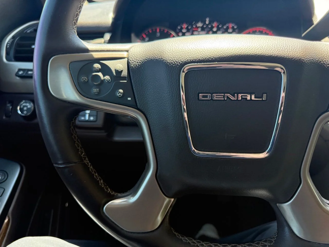 Used 2015 White Diamond Tricoat GMC Denali image 17