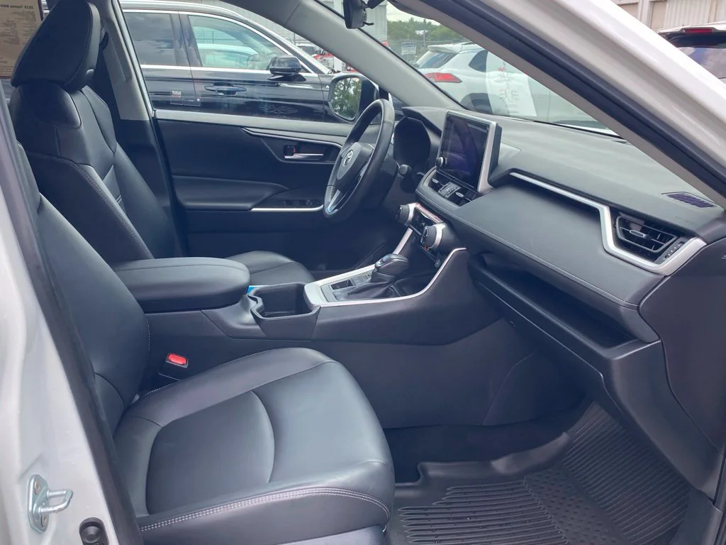 Used 2025 Beige Toyota XLE Premium image 17