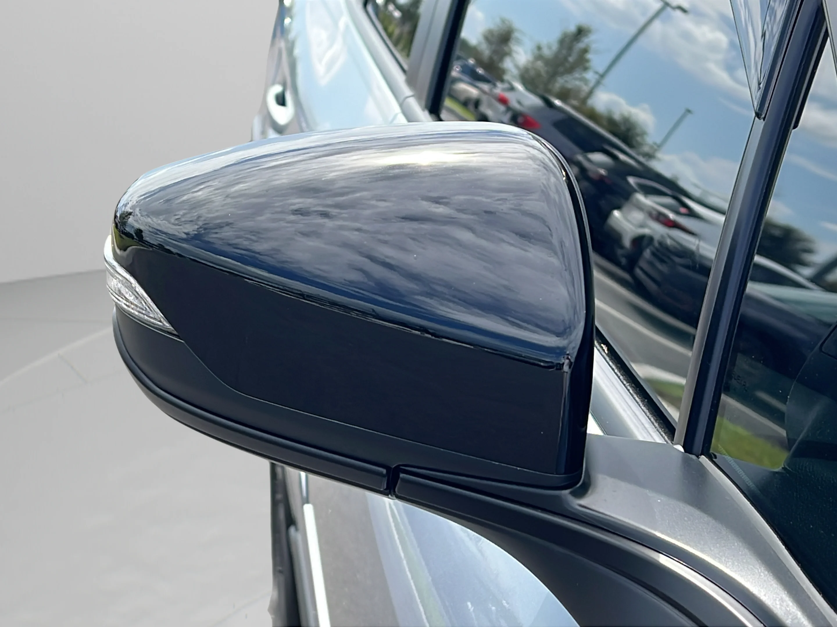 Used 2025 Ice Silver Metallic Subaru Onyx Edition image 26