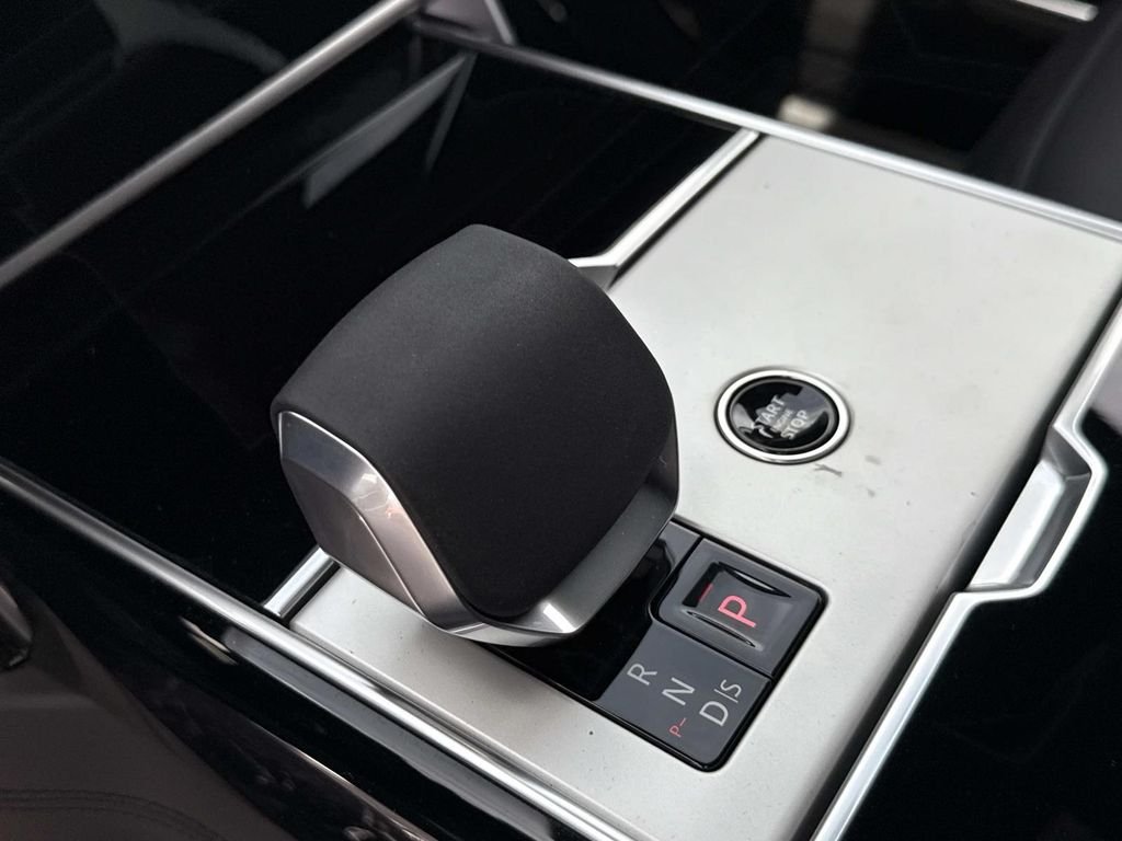 New 2026 Santorini Black Land Rover SE image 5