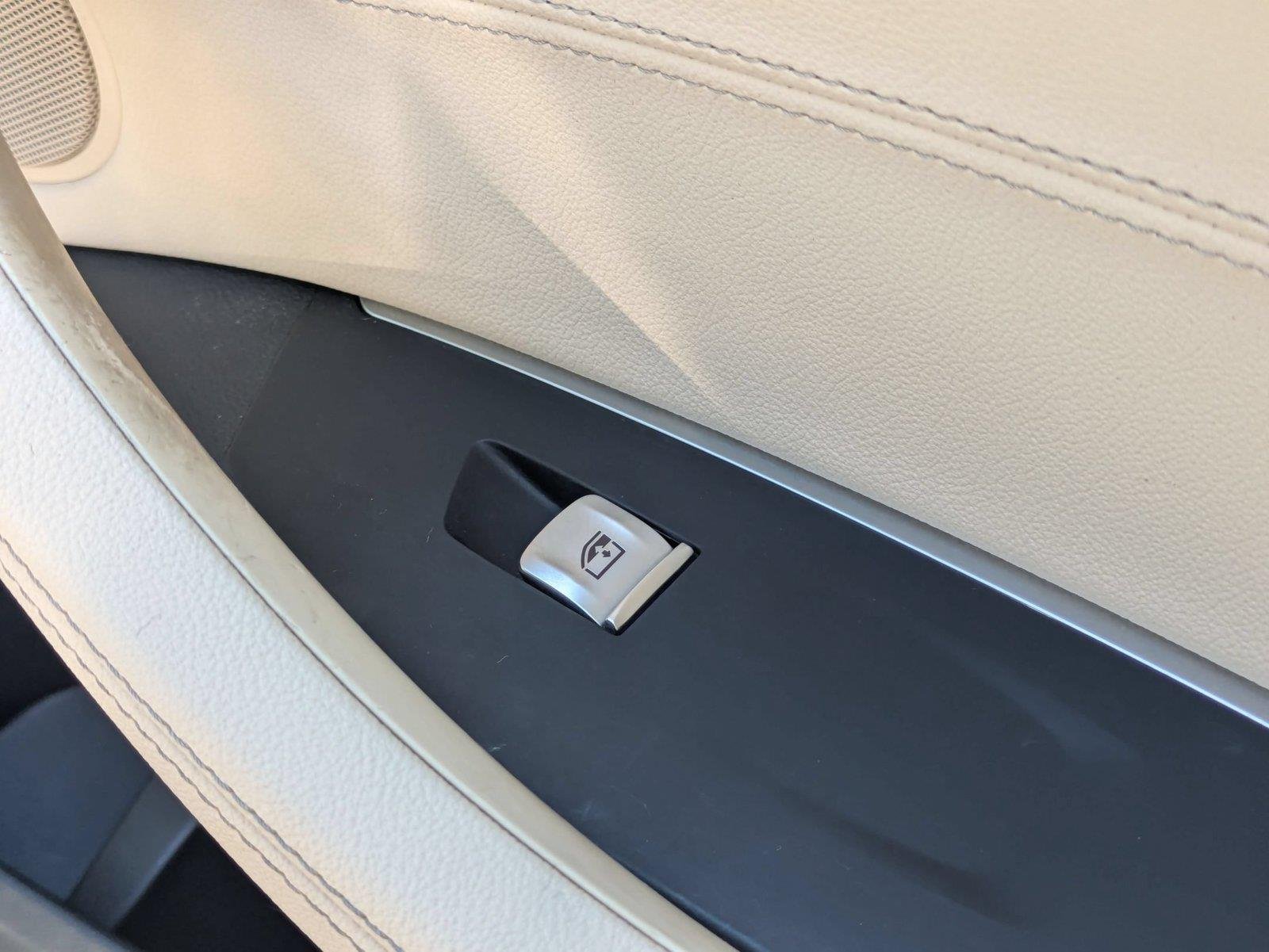 Used 2020 Alpine White BMW sDrive30i image 33