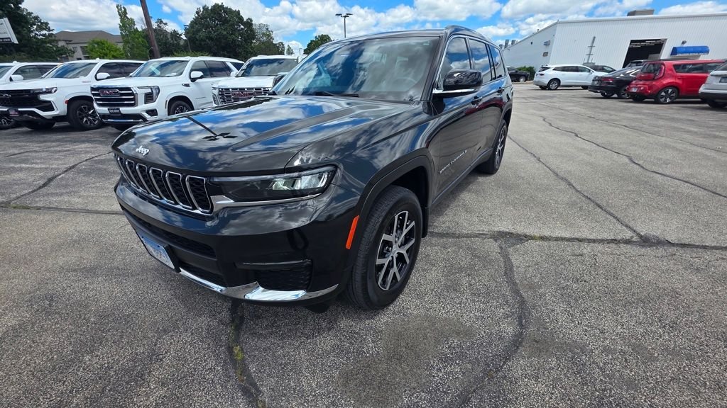 Used 2023  Jeep Limited image 4