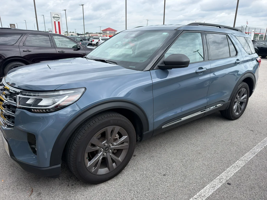 Used 2025 Vapor Blue Metallic Ford Active image 2
