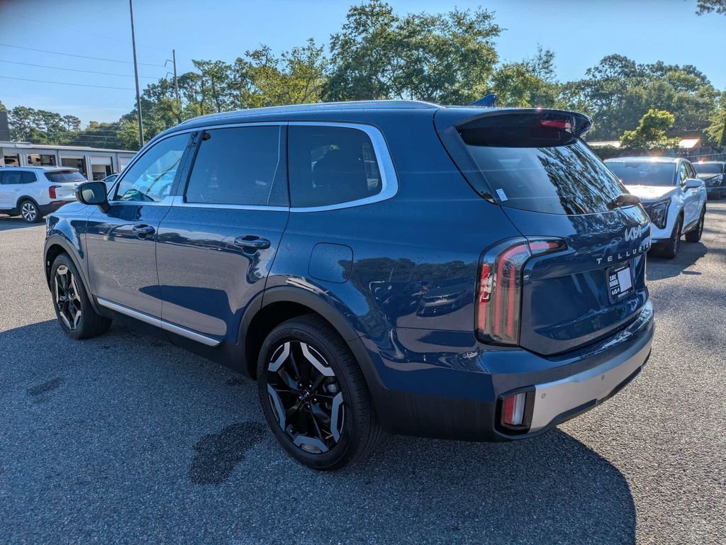 Used 2023 Black Kia EX image 5