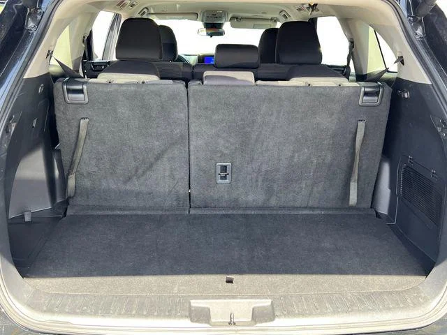 2025 Toyota Highlander LE - Photo 49