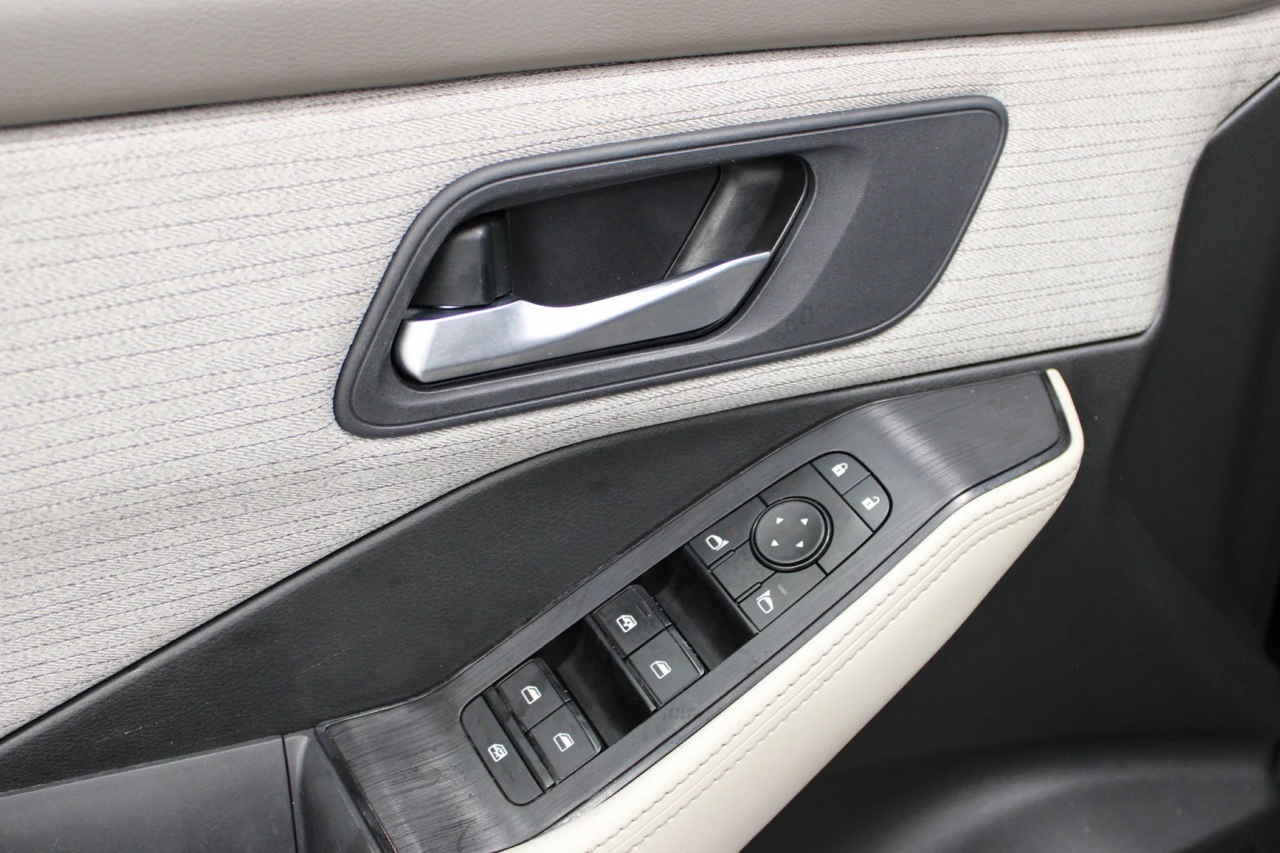 Used 2023 Super Black Nissan FWD SV image 22
