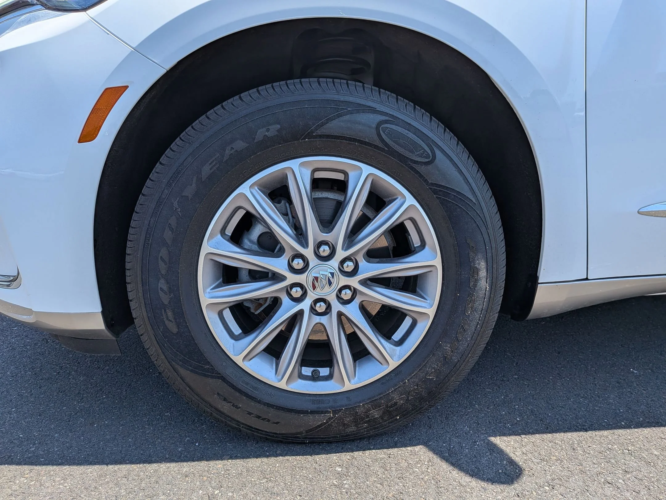 Used 2023 Summit White Buick Essence image 33