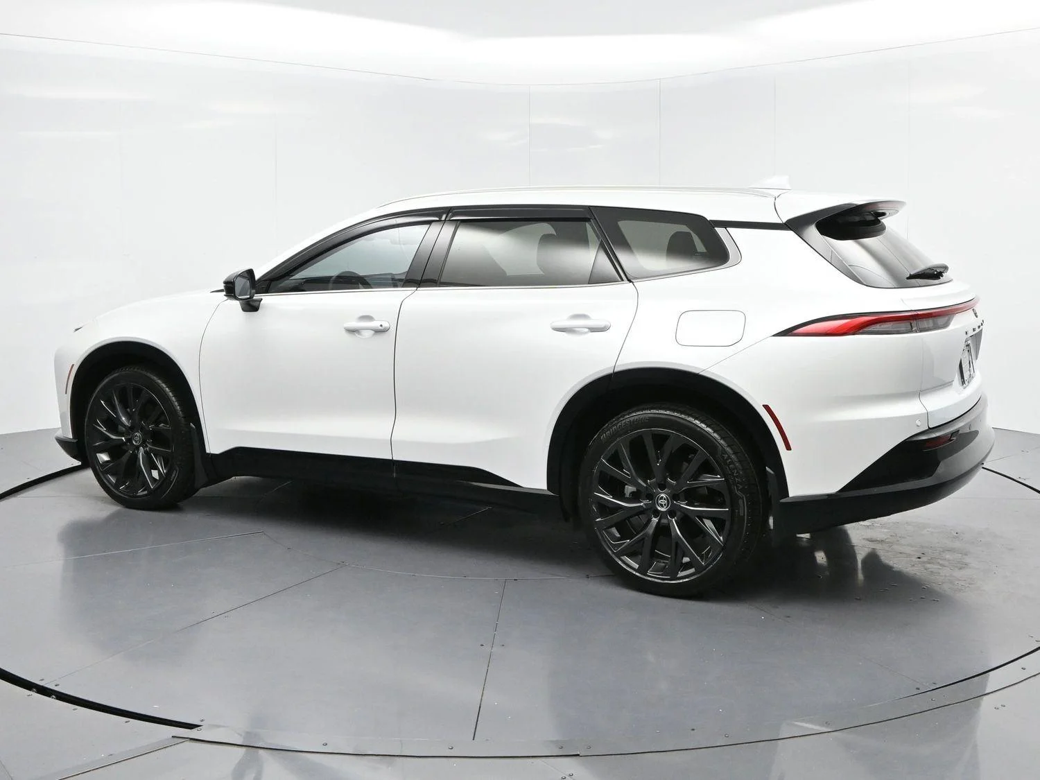 Used 2025  Toyota XLE image 5