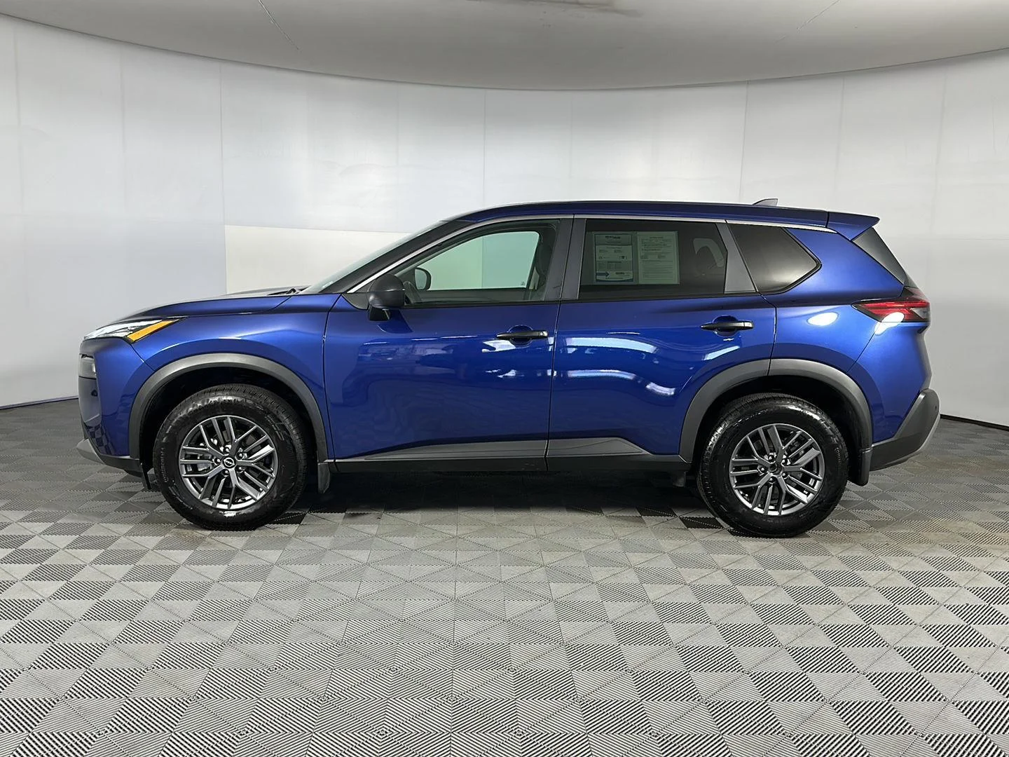 Used 2022 Caspian Blue Metallic Nissan S image 17