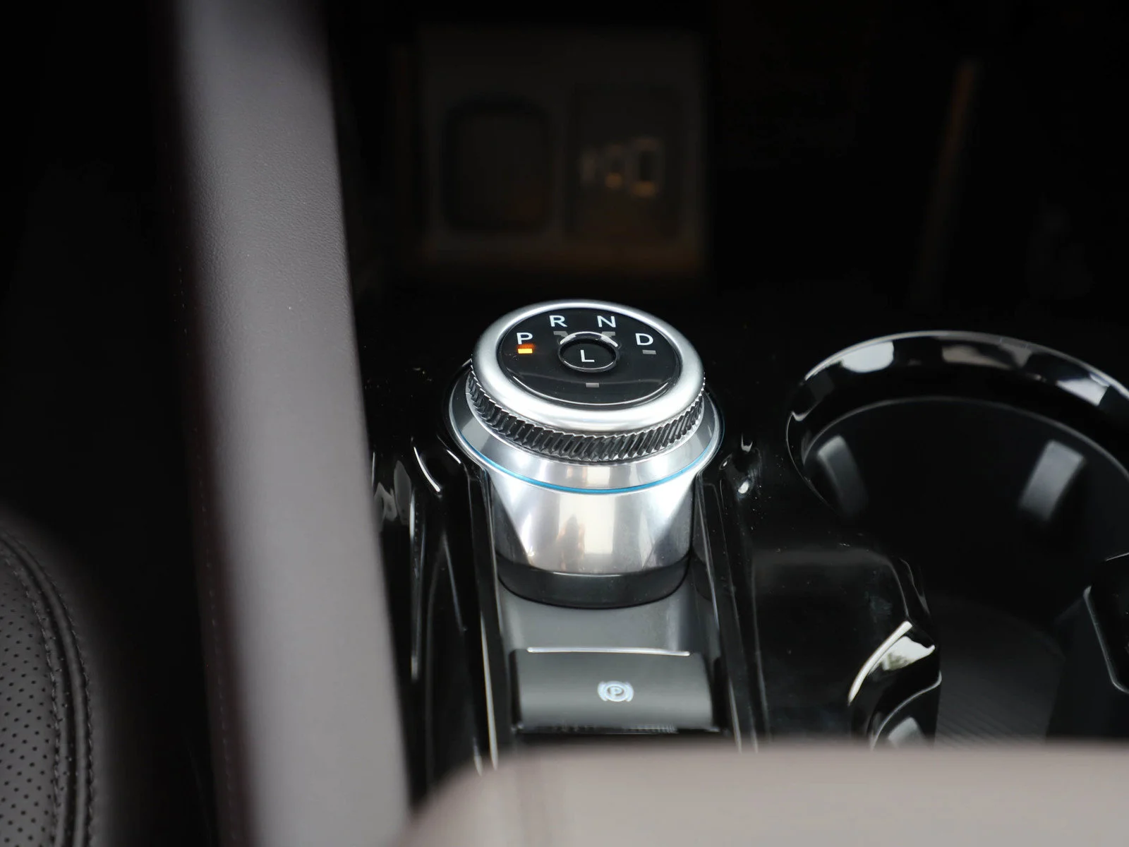 Used 2025 White Metallic Ford Platinum image 21