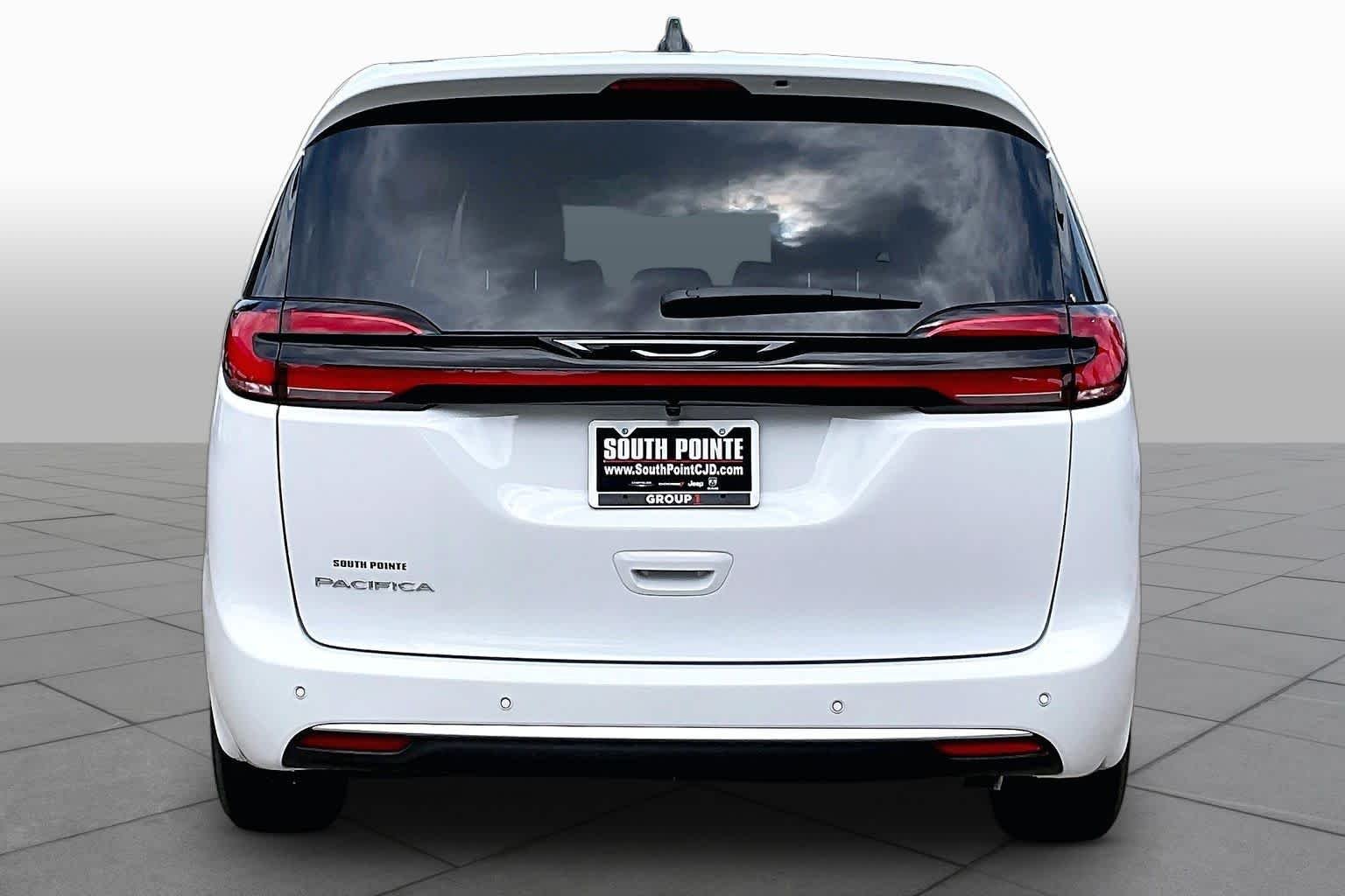 New 2027 Bright White Clear-Coat Exterior Paint Chrysler Select image 4