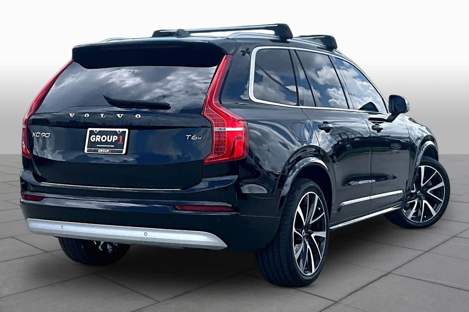 Used 2022 Onyx Black Metallic Volvo Momentum image 12