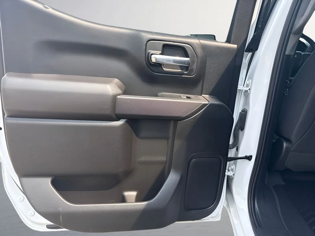 Used 2023 White Chevrolet Custom image 25