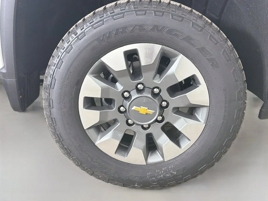 New 2026 Summit White Chevrolet Custom image 27