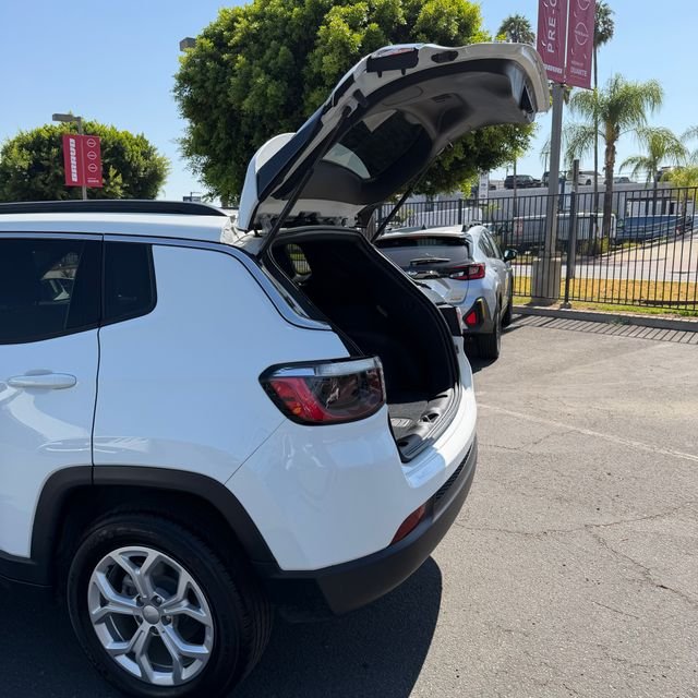 Used 2024 White Jeep Latitude image 8