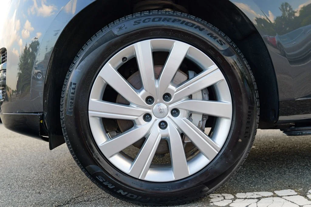 Used 2025 Gray Land Rover SE image 15