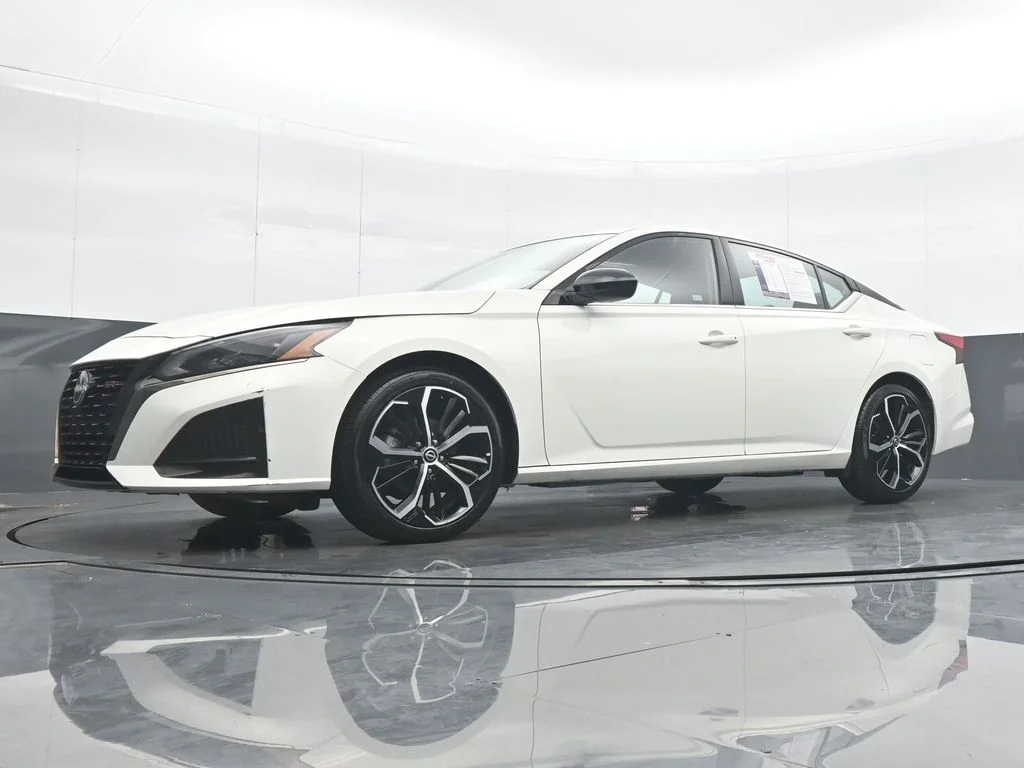 Used 2025 White Nissan 2.5 SR image 27